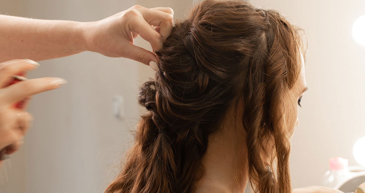 Profissional Passando Produto Em Cabelo